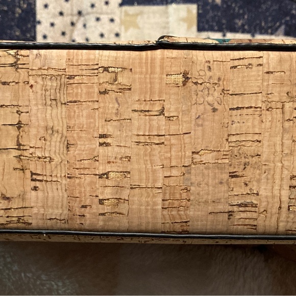 - Stylish and ethical crossbody bag made with sustainable cork fabric - Picture 2 of 5